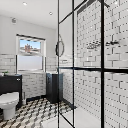 Stylish Designer 4 Bed - Sleeps 8 بيت للعطل