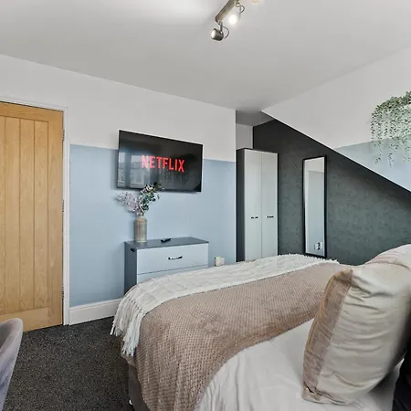 Stylish Designer 4 Bed - Sleeps 8 *
