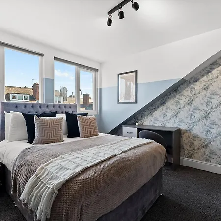 Stylish Designer 4 Bed - Sleeps 8