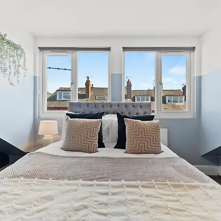 Stylish Designer 4 Bed - Sleeps 8 بيت للعطل *