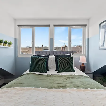 Stylish Designer 4 Bed - Sleeps 8 *