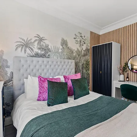 Stylish Designer 4 Bed - Sleeps 8 بيت للعطل