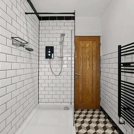 Stylish Designer 4 Bed - Sleeps 8 بيت للعطل *