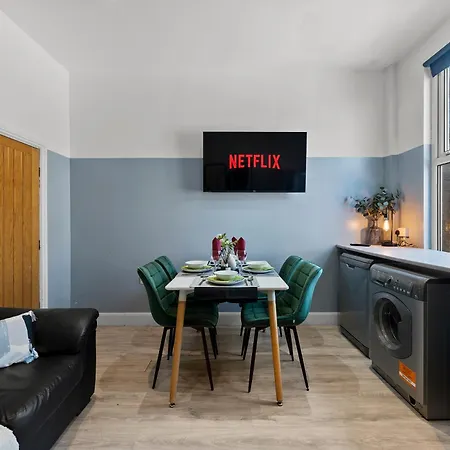 Stylish Designer 4 Bed - Sleeps 8 *