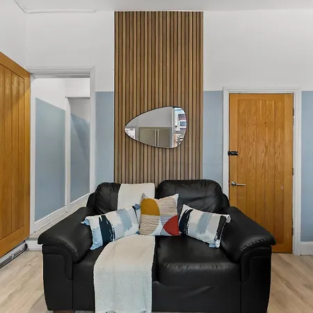 بيت للعطل Stylish Designer 4 Bed - Sleeps 8 *