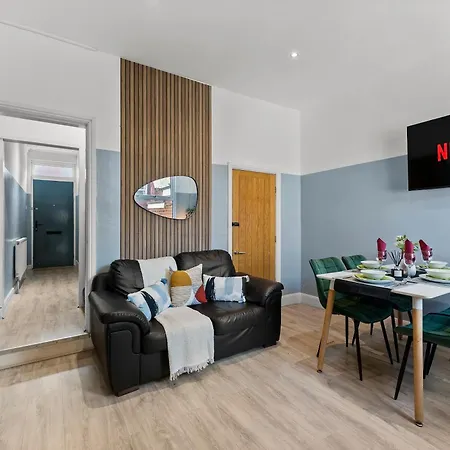 Stylish Designer 4 Bed - Sleeps 8 *
