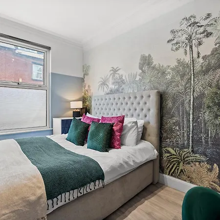 Stylish Designer 4 Bed - Sleeps 8 *