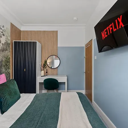 Stylish Designer 4 Bed - Sleeps 8 بيت للعطل